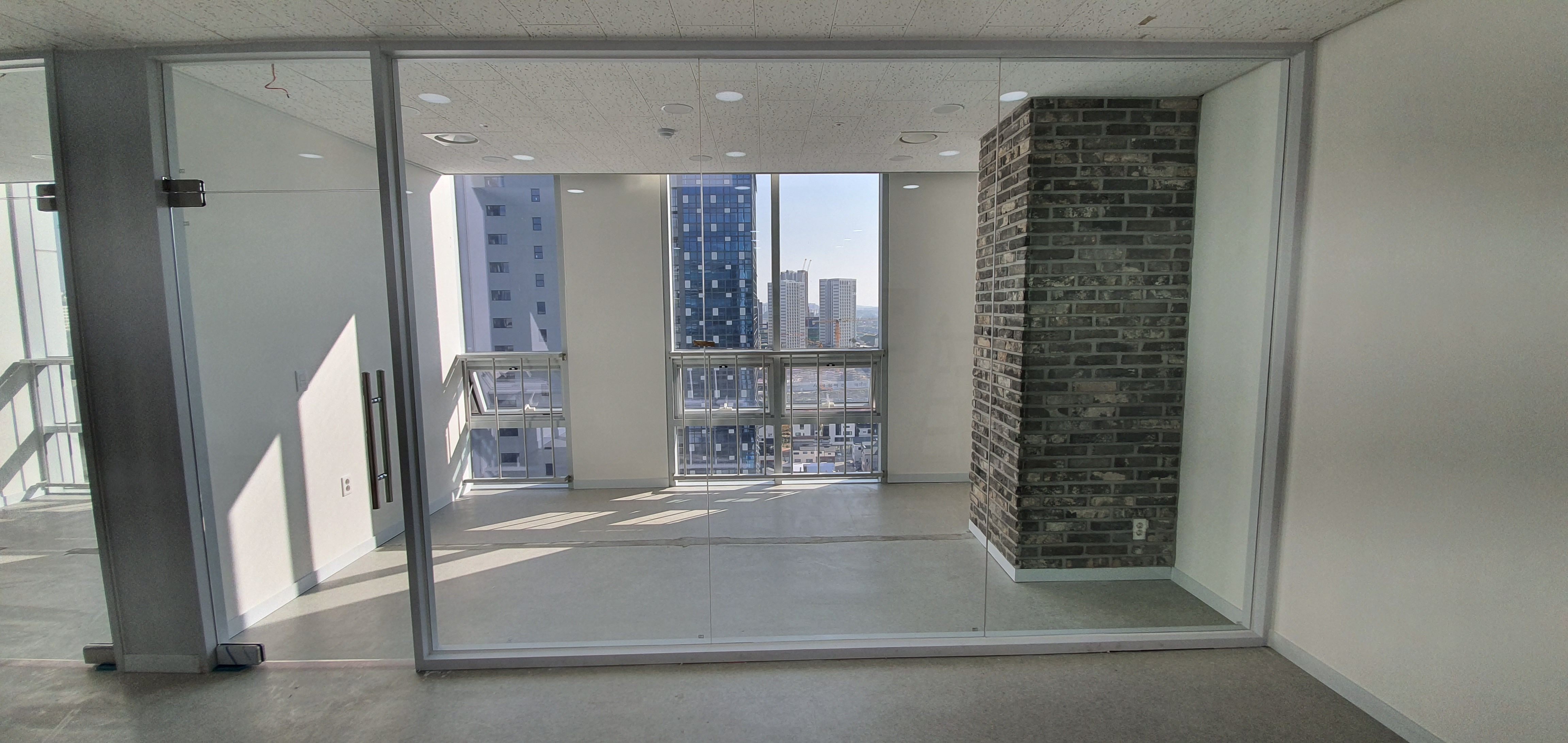 수원 지식산업센터 갈바 백색도장 유리파티션