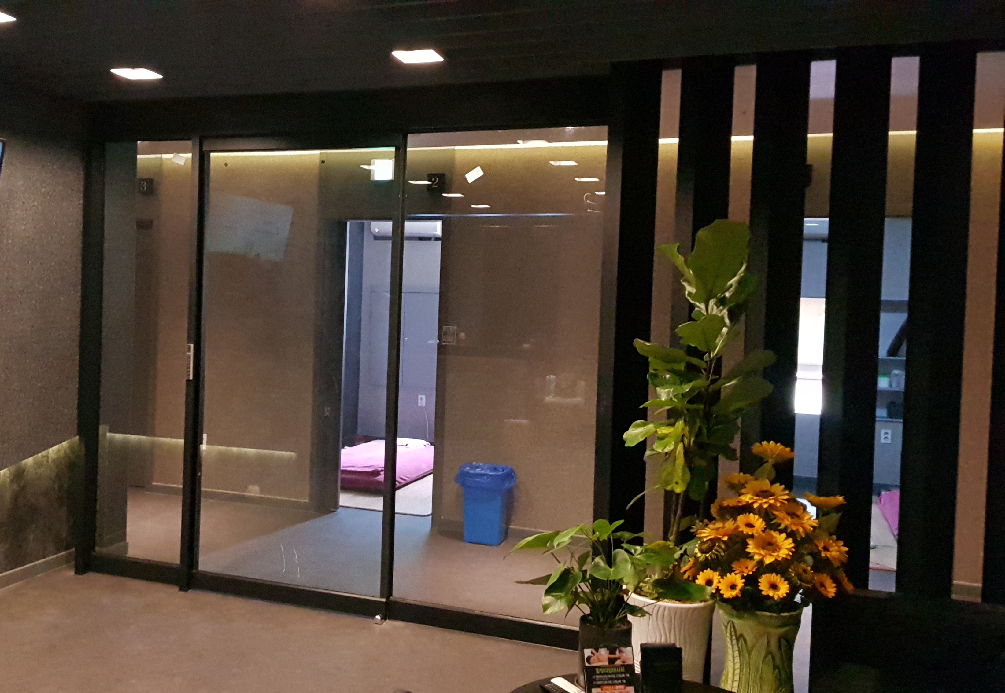 화성시 마사지샵 블랙 자동문