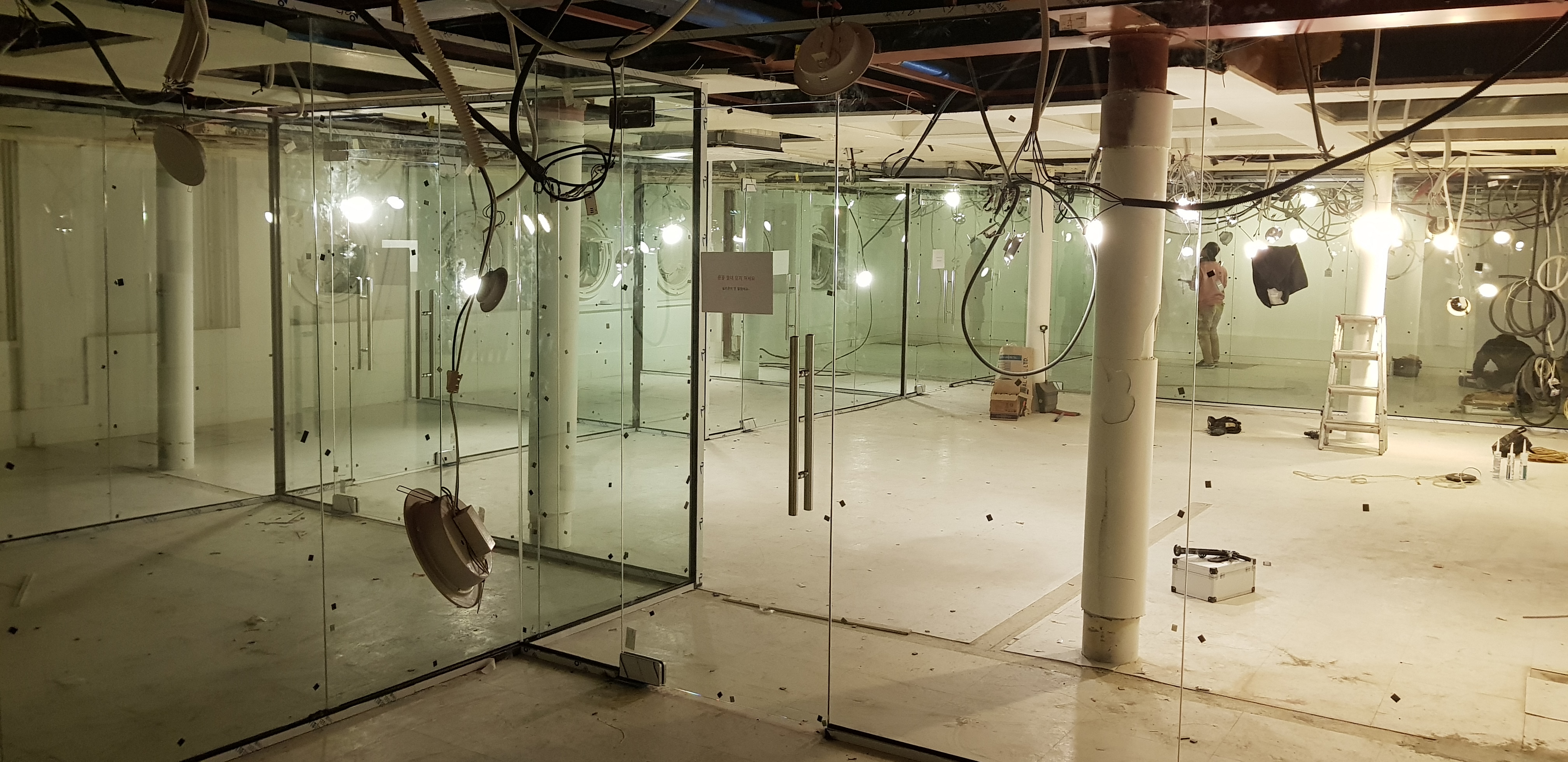 한강 유람선 실내 유리칸막이