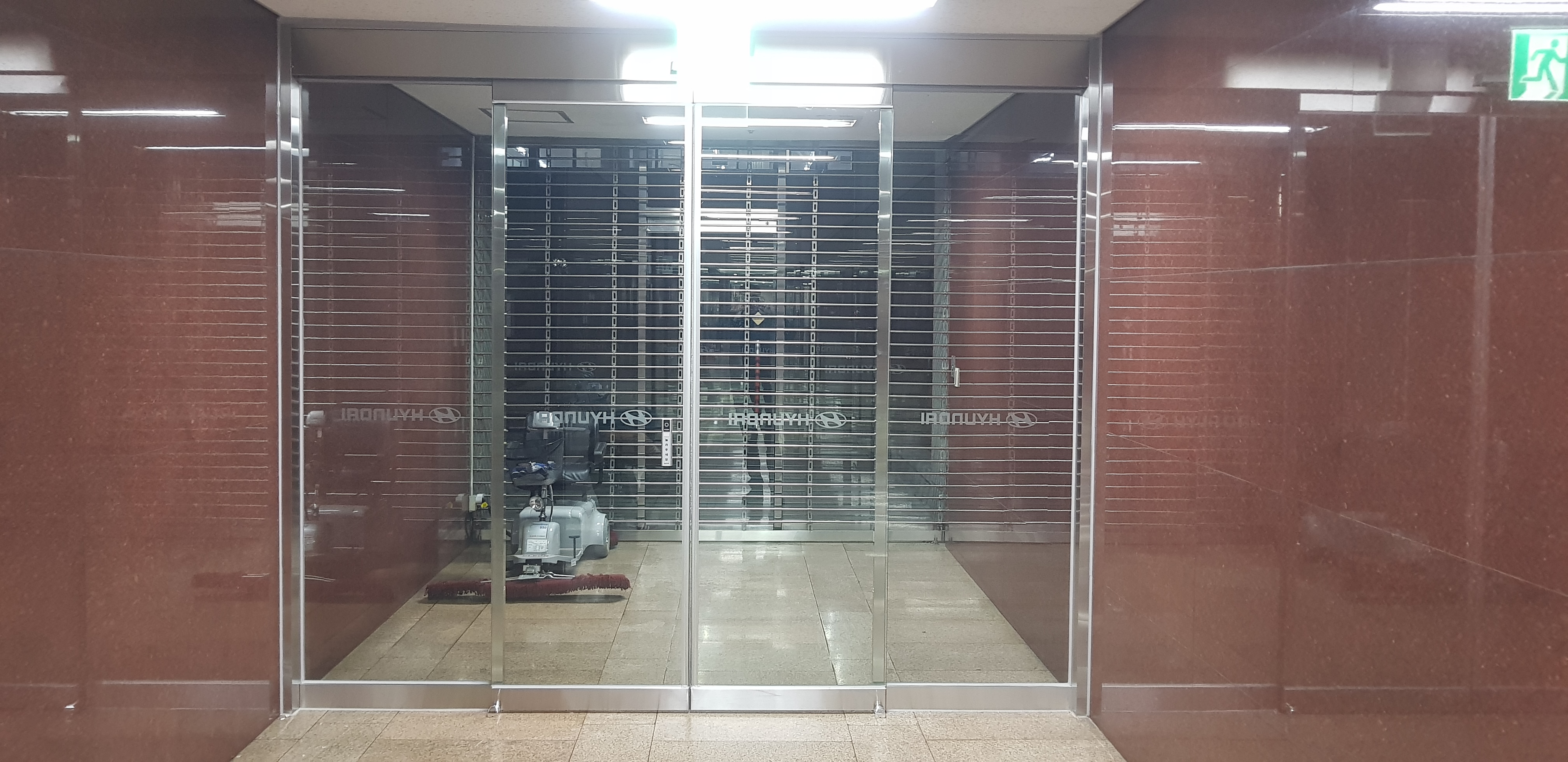 서울 계동 현대사옥 본관 양개자동문