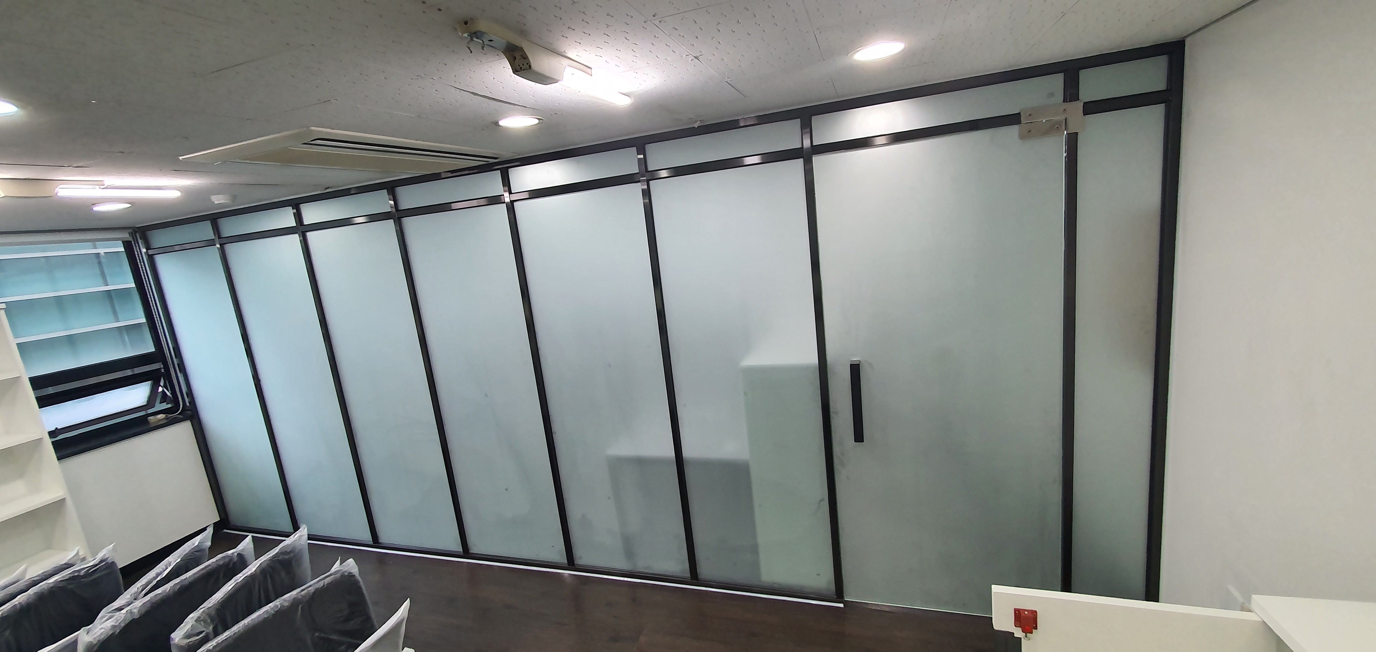 서초 사무실 블랙 프레임 유리파티션
